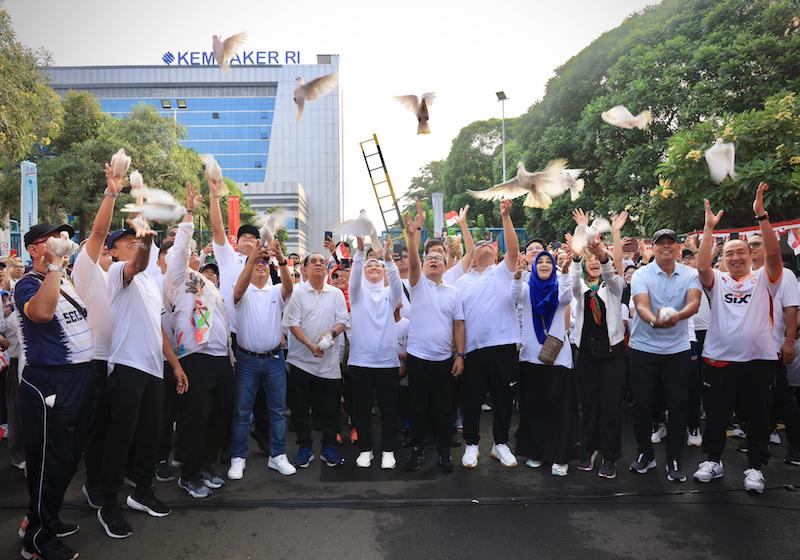Kemenaker Gelar Jalan Sehat Peringati HUT ke-77 dan HUT ke-79 RI