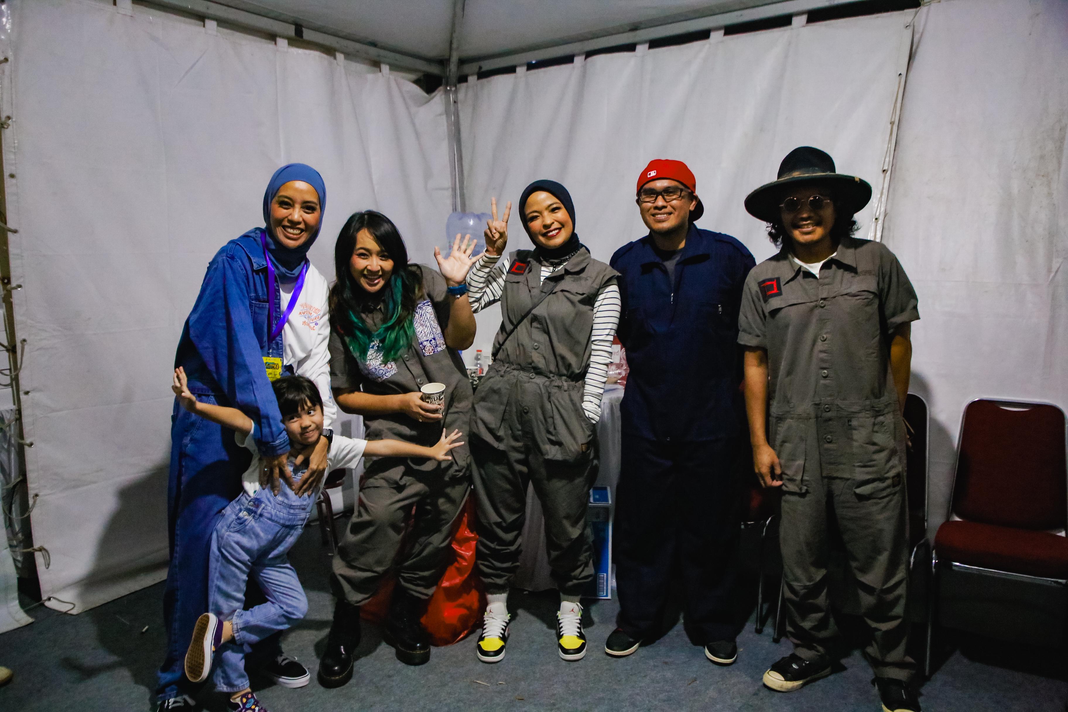 Bersama Tangsel Ska Orchestra, Pilar Saga Ichsan Pukau Ribuan Penonton di Tangsel Sejiwa Fest 2024