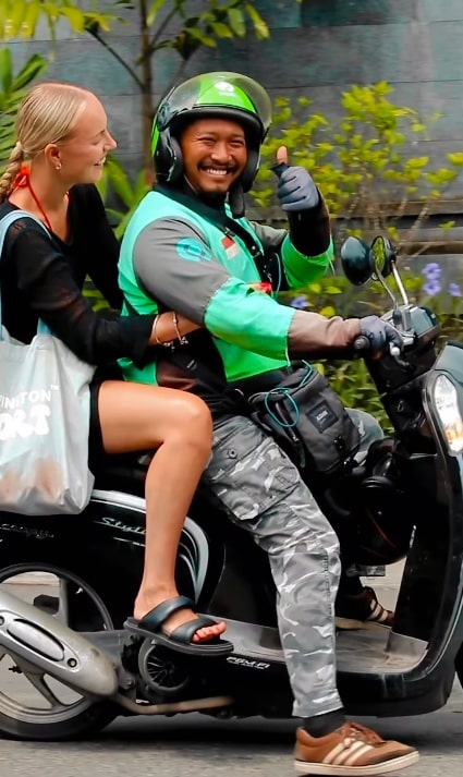Viral Tren Peluk Ojol di Bali Sebagai Bentuk Apresiasi, Para Driver Full Senyum