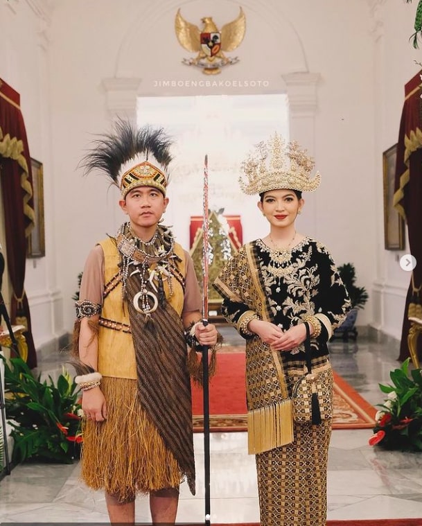 Tak Seragam, Gibran Pakai Baju Adat Papua-Selvi Ananda Adat Lampung