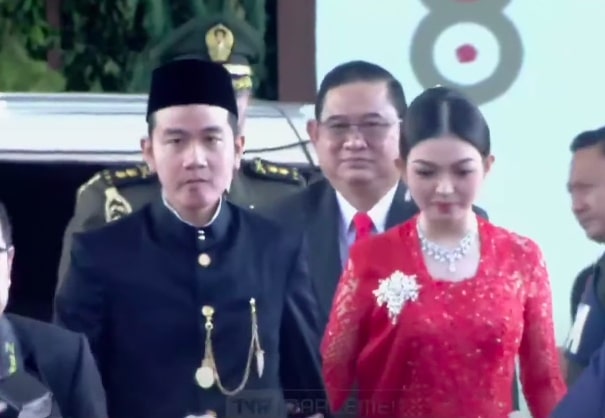 Gibran Rakabuming dan Istri Tiba di Gedung MPR Pakai Baju Betawi-Kebaya Merah