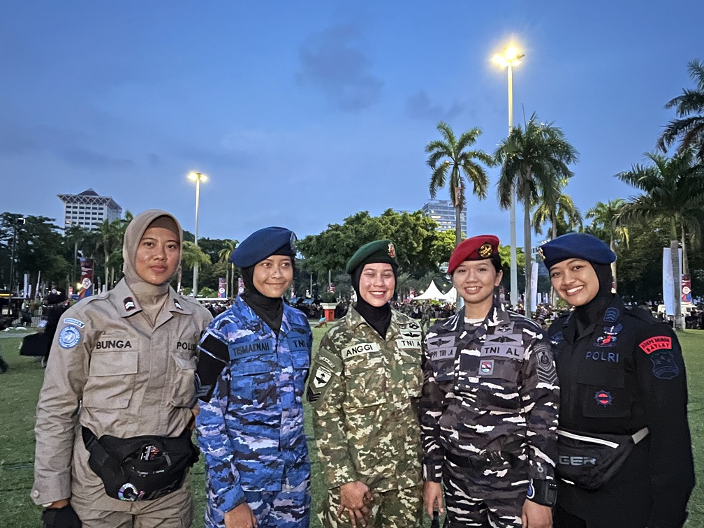 Aksi 15 Penerjun Payung Pukau Presiden dan Kapolri