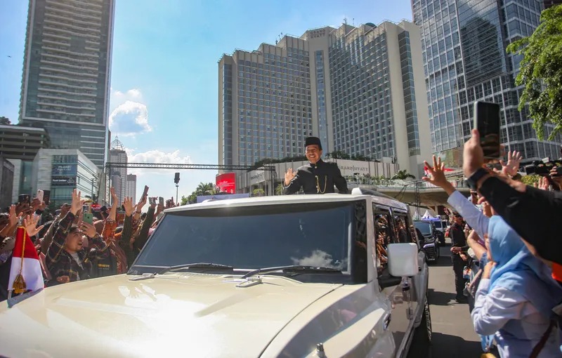 Momen Prabowo Antar Jokowi ke Halim Naik Mobil Presiden yang Baru
