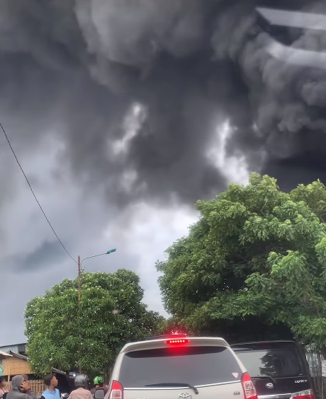 Gudang Logistik di Tangerang Kebakaran, Belasan Unit Damkar Dikerahkan