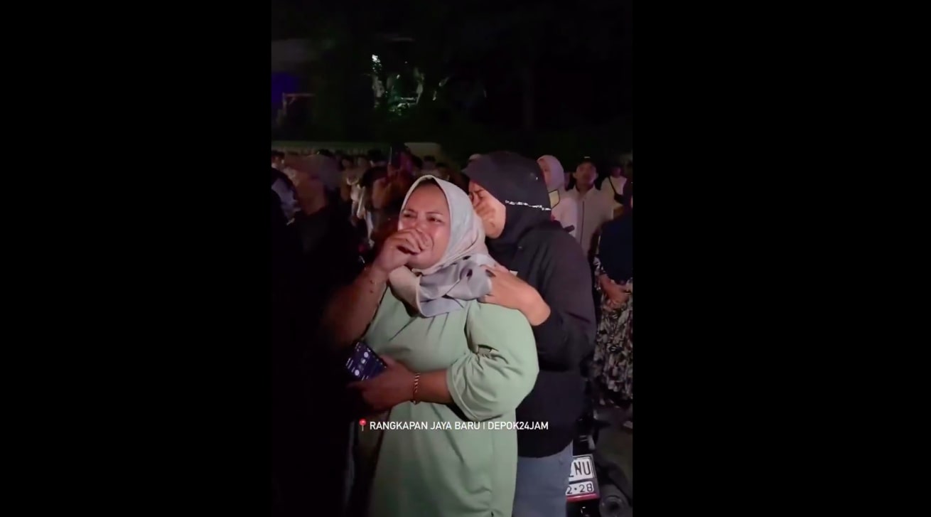Isak Tangis Sambut Kedatangan Rombongan Selamat Kecelakaan Bus di Subang