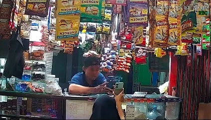 Viral Pura-pura Bayar Pakai Qris, Pria Ini Rampas HP Penjaga Warung di Bogor