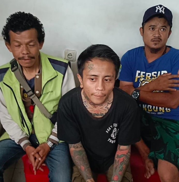 Viral Pak Ogah Pura-pura Terlindas Mobil, Ujungnya <i>Maksa</i> Minta Uang Damai