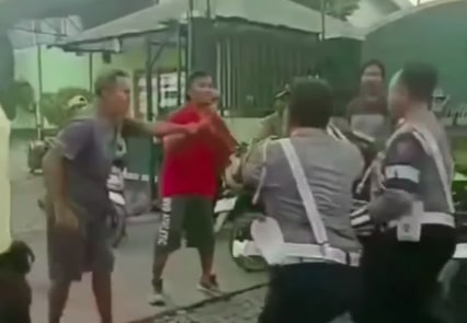 Viral! Polisi <i>Nyangkut</i> di Kap usai Ditabrak Mobil yang Hindari Razia