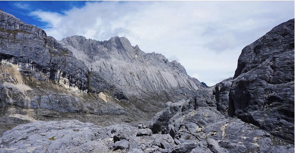 Daftar 7 Gunung Tertinggi di Indonesia