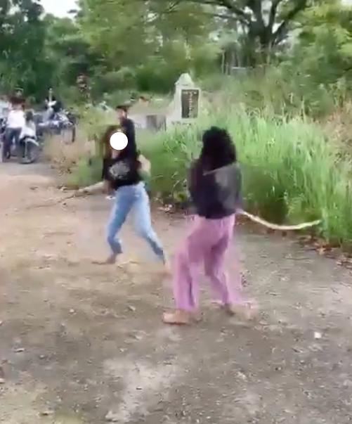 Viral Duel 2 Perempuan di Jalan, Saling Pukul hingga Pakai Sajam