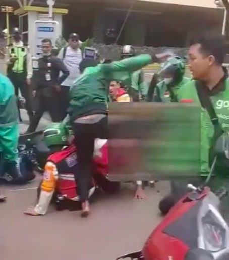 Viral! Ojol Ribut dengan Sekuriti LRT Kuningan Gegara Tidak Boleh Mangkal Dekat Pintu Keluar