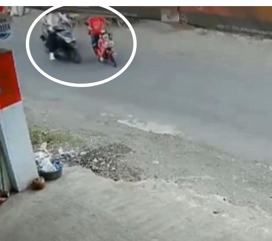 Viral 3 Anak Kecil Alami Kecelakaan saat Kendarai Sepeda Listrik, Netizen: Orang Tuanya Gimana Sih?