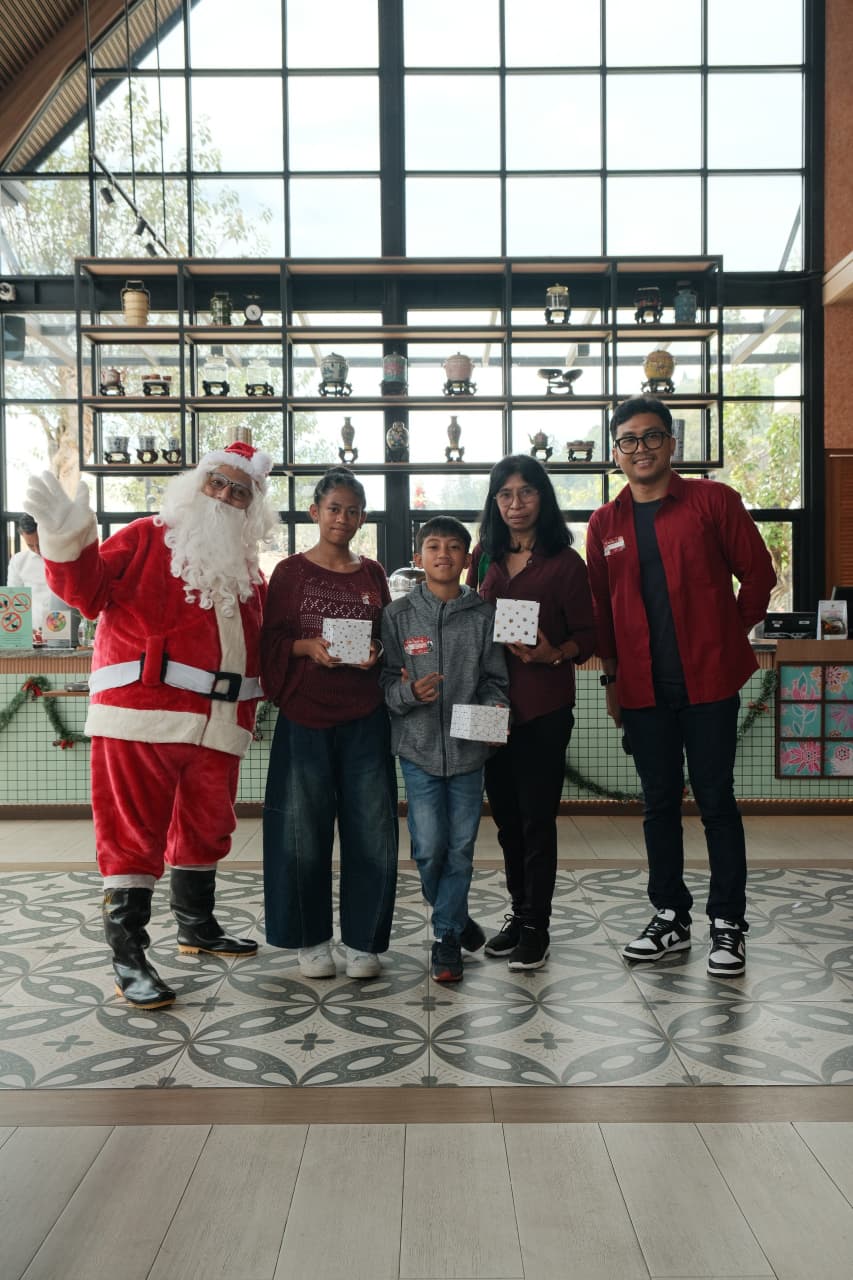 Rayakan 50 Tahun, Kartika Sari Berbagi Hampers Natal kepada 30 Anak