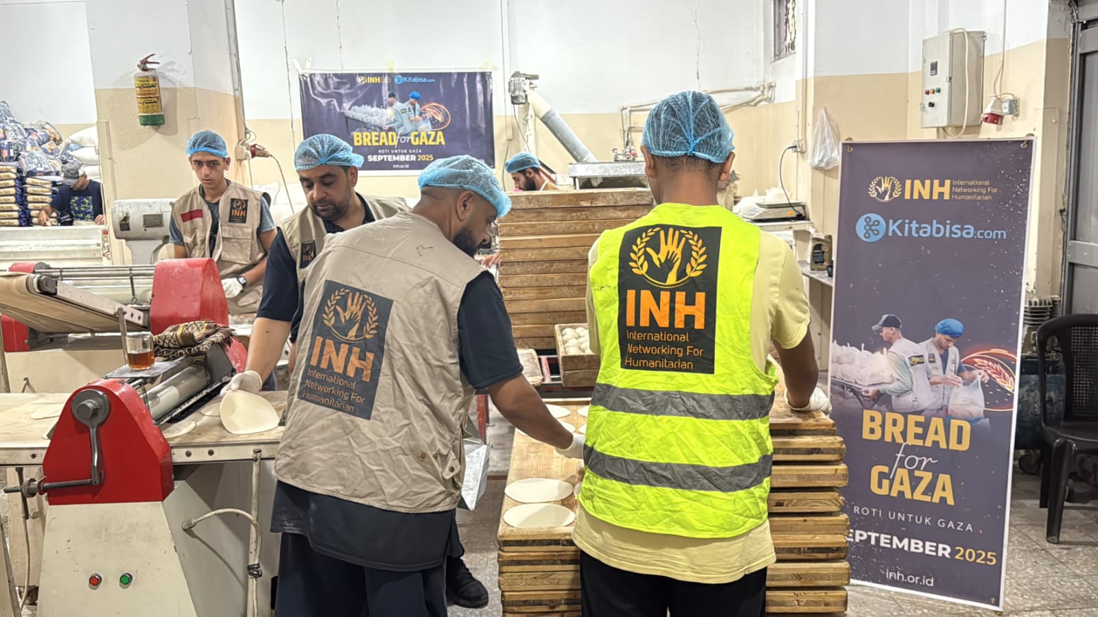 INH Salurkan Bantuan Roti untuk Pengungsi di Gaza Utara