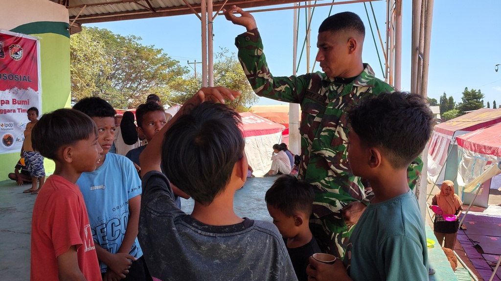 Lebih dari Tugas Negara: Saat Seragam Tentara Jadi Ruang Aman Bagi Anak-Anak Gempa Flores