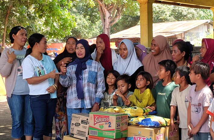 Perjuangan Lurah Perempuan Antar Bantuan Gempa NTT Tepat Sasaran