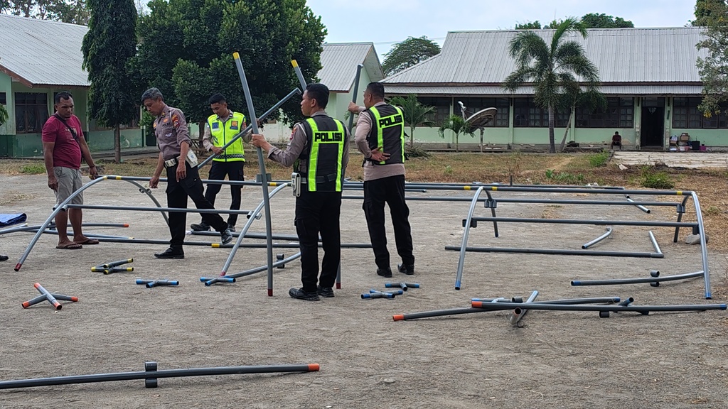 Tenda Darurat SMPN 1 Maumere: Saat Keringat Aparat Menjaga Asa Siswa