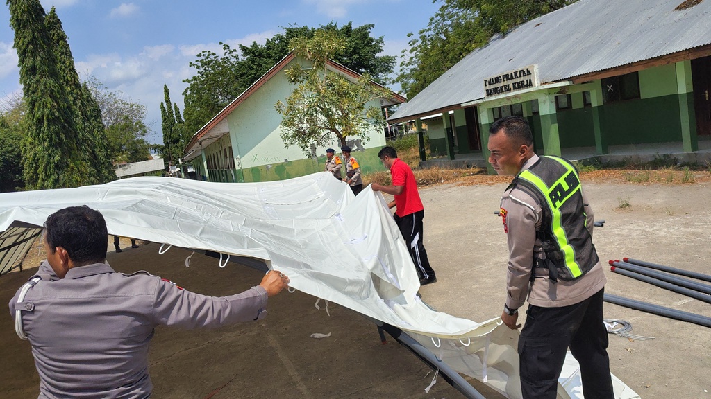 Di Bawah Tenda, Sekolah Tetap Menyala: SMPN 1 Maumere Bertahan Pasca Gempa