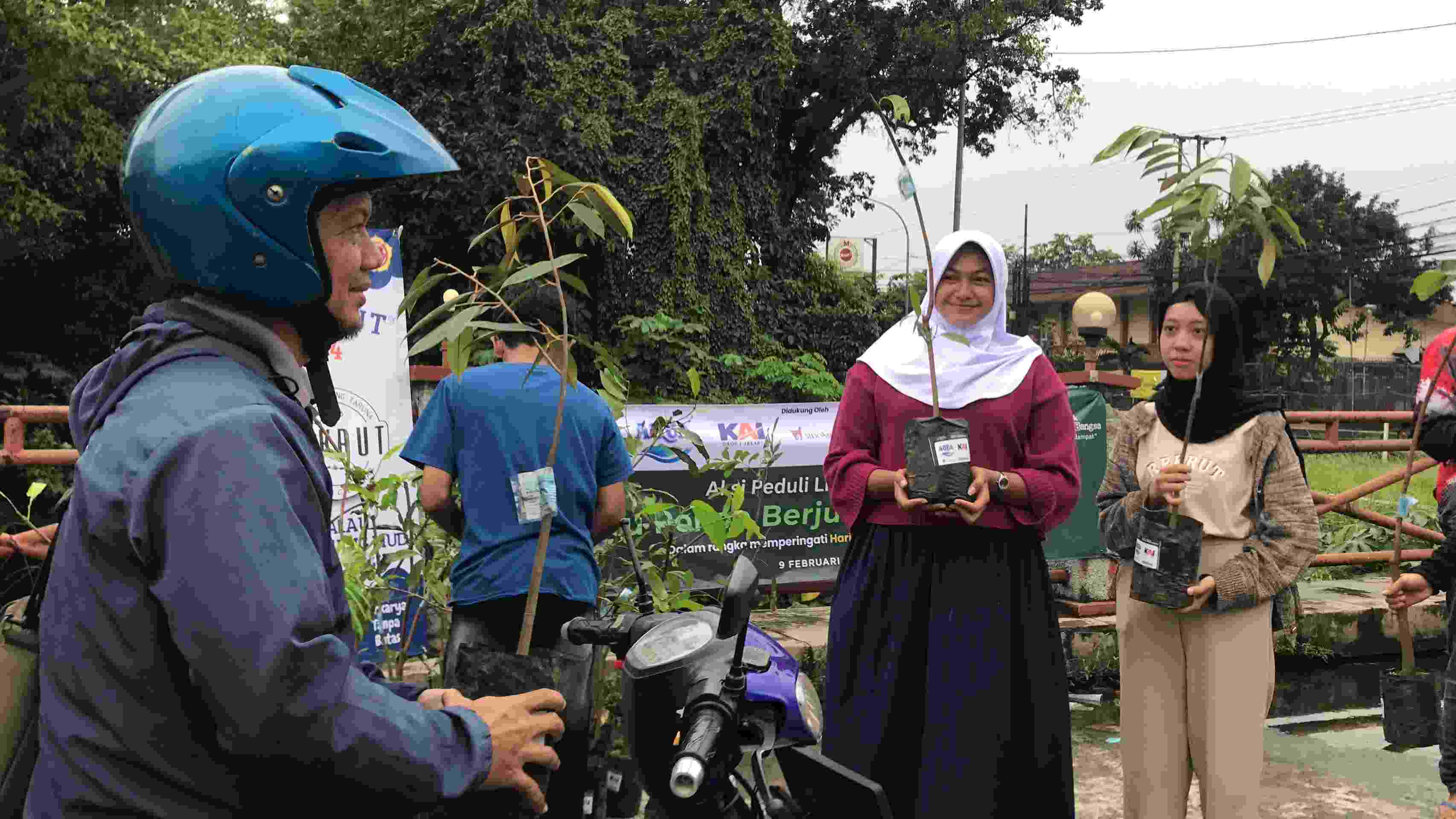 Peringati Hari Pers Nasional 2026, JIP Bagikan Ratusan Bibit Pohon di Depok