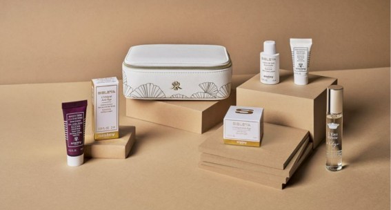 Paket perlengkapan perjalanan (amenity kit) SISLEY untuk wanita bagi penumpang Suites dan First Class Singapore Airlines menampilkan lambang anggrek khas merek tersebut serta motif daun ginkgo.