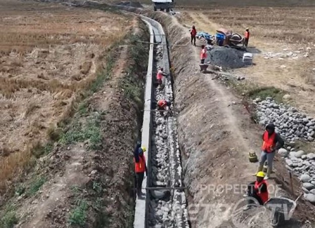 Para pekerja tengah mempercepat proyek rehabilitasi dan pembangunan jaringan irigasi yang membentang di area persawahan_ (dok_ Metro TV)