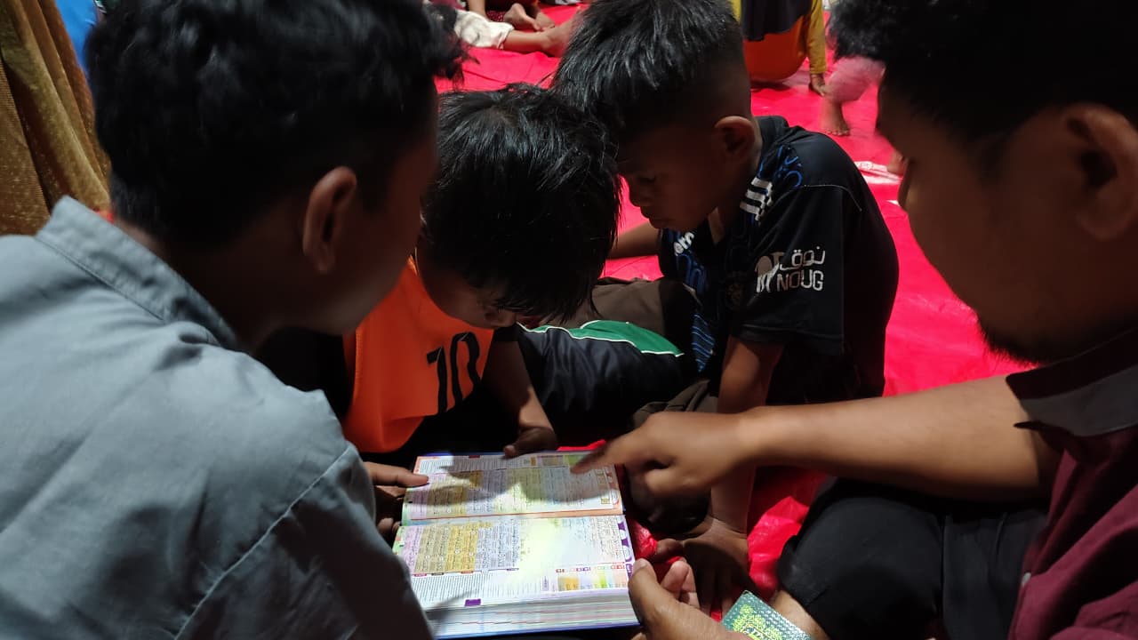 Tikar Terpal dan Ayat-Ayat Suci yang Menghangatkan Malam Penyintas Sikka