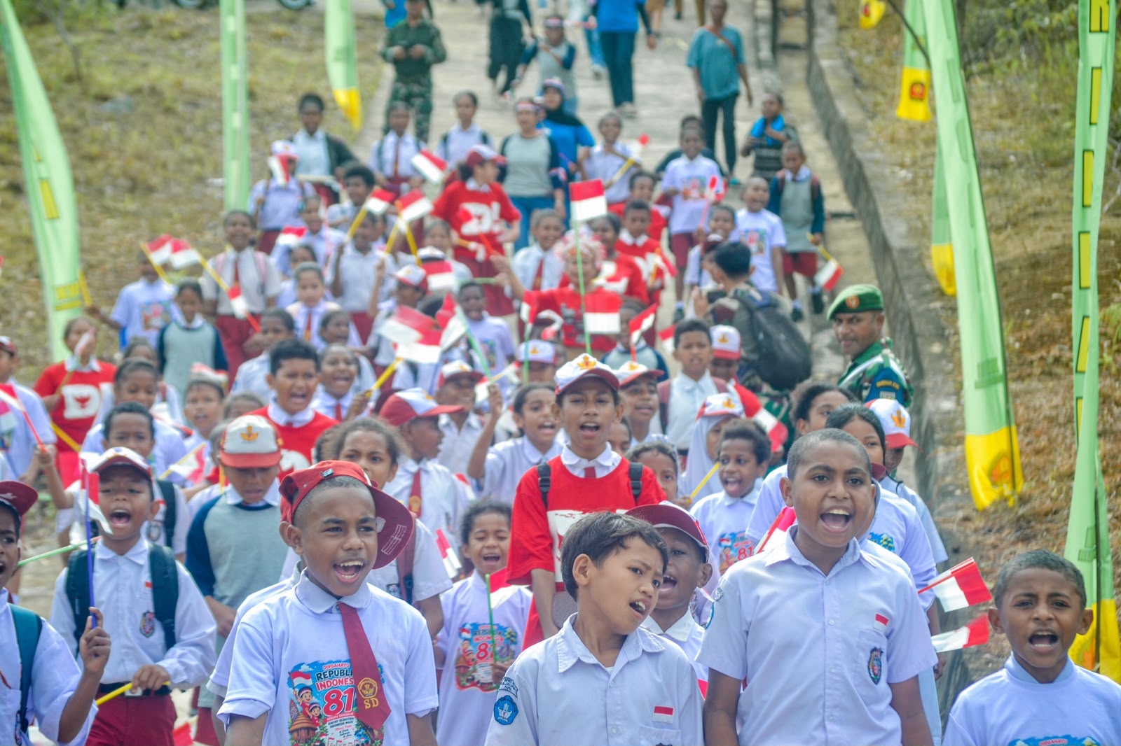 Semarak HUT RI: Kirab Merah Putih dan Bendera Raksasa Berkibar di Gunung Cycloop Papua