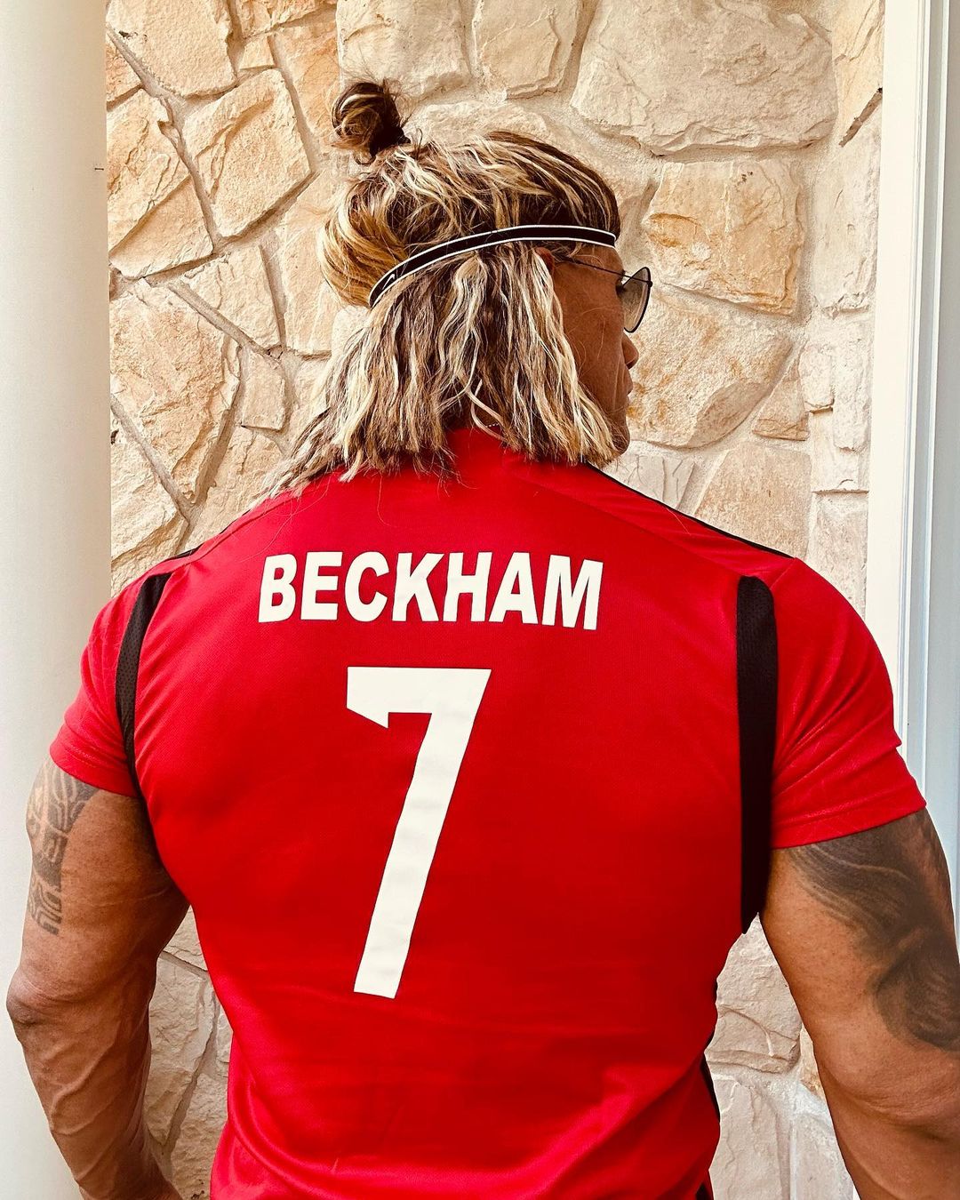 Rayakan Halloween The Rock Cosplay Jadi David Beckham dan Pakai Jersey MU