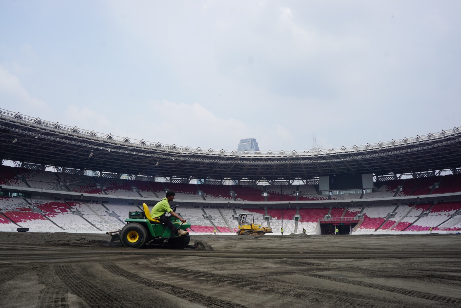 Revitalisasi Rumput Lapangan SUGBK Diyakini Selesai Akhir Oktober