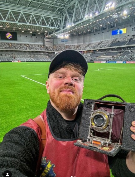 Unik! Fotografer Ini Pakai Kamera Berusia 127 Tahun untuk Potret Laga Sepak Bola