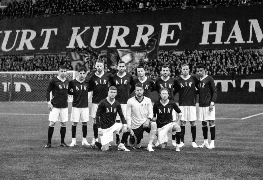 Unik! Fotografer Ini Pakai Kamera Berusia 127 Tahun untuk Potret Laga Sepak Bola