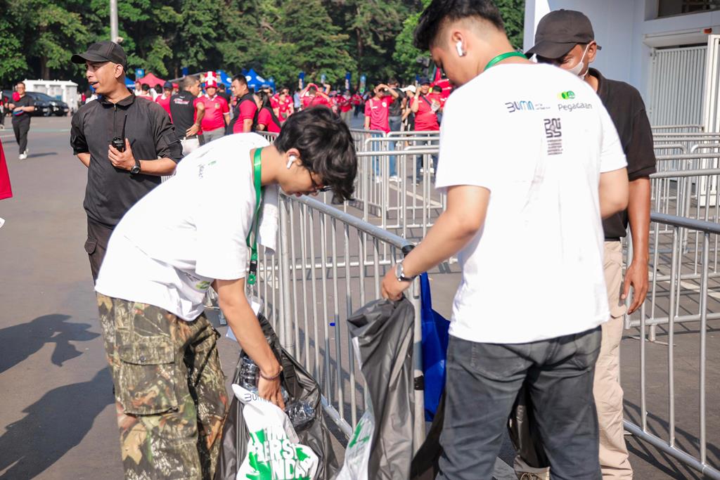 Salut! Pegadaian Ajak Pencinta Bola Bersih-bersih Stadion Usai Pertandingan Indonesia vs Irak