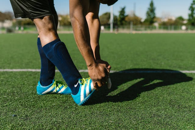 Jangan Asal, Ini Panduan Memilih Sepatu Sepak Bola yang Sesuai Jenis Lapangan
