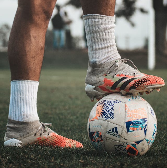 Jangan Asal, Ini Panduan Memilih Sepatu Sepak Bola yang Sesuai Jenis Lapangan