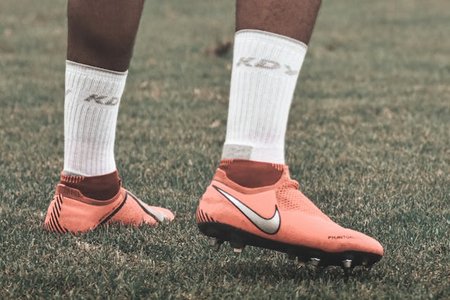 Jangan Asal, Ini Panduan Memilih Sepatu Sepak Bola yang Sesuai Jenis Lapangan