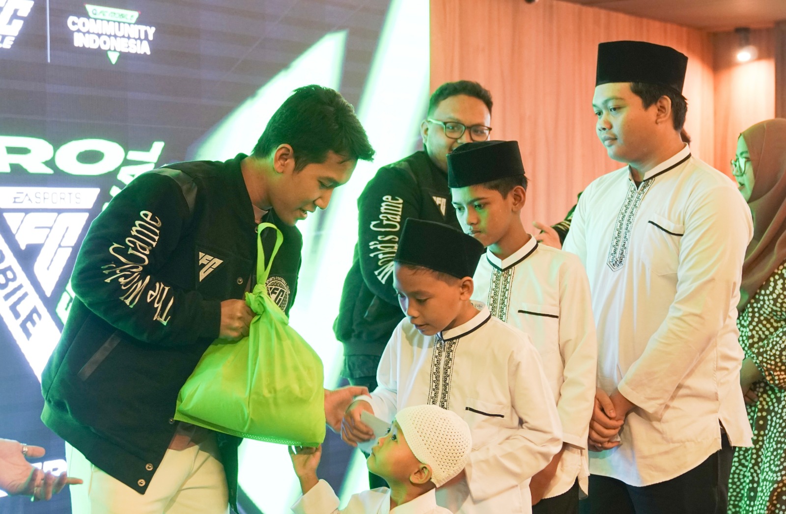 FC Mobile Indonesia Rayakan Kemenangan sambil Bukber Bersama Anak Panti Asuhan