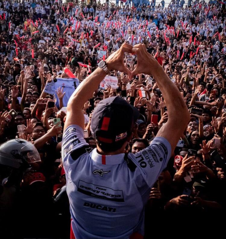 Momen Marc Marquez Sapa Penggemar di Lombok