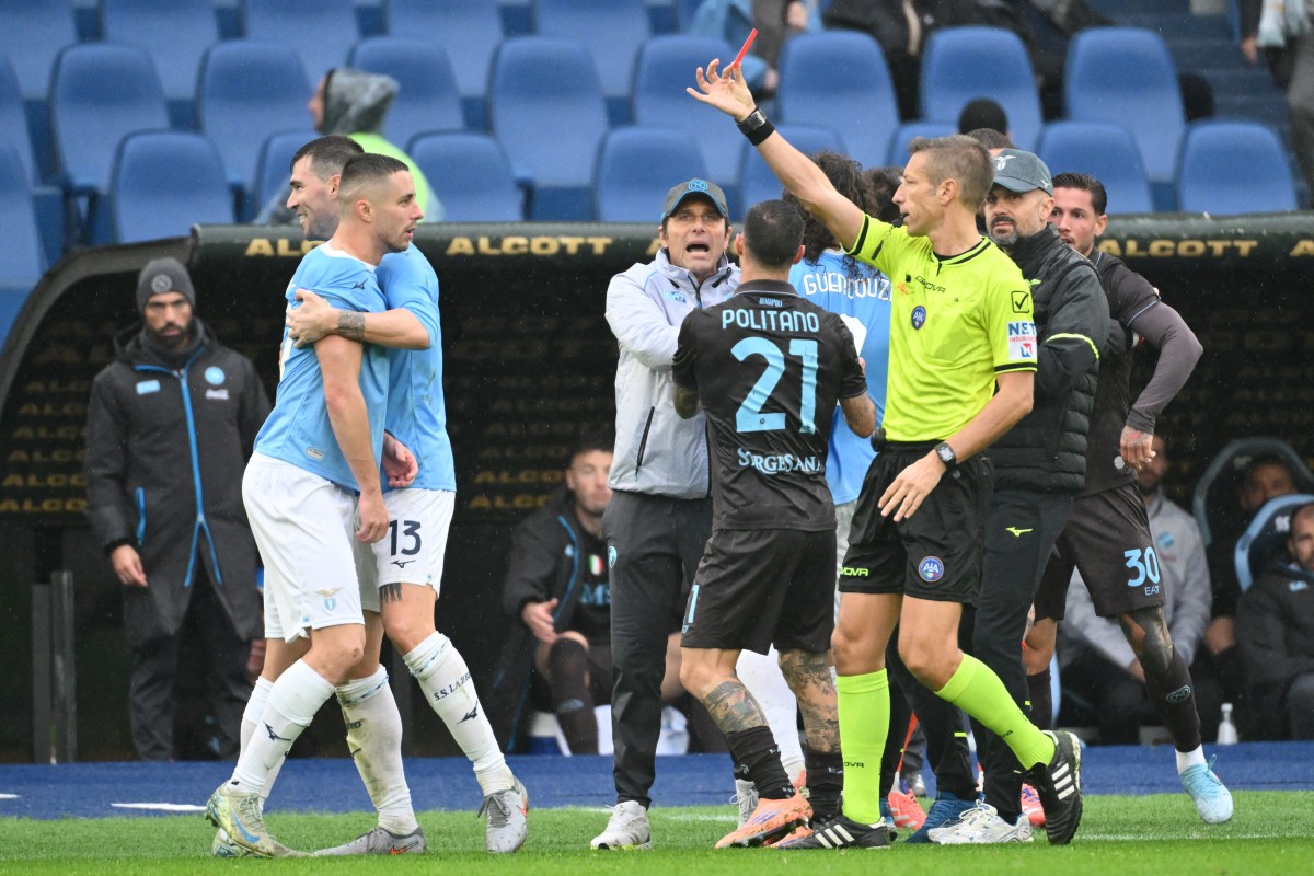 Berlangsung Panas dengan Tiga Kartu Merah, Napoli Bungkam Lazio di Olimpico