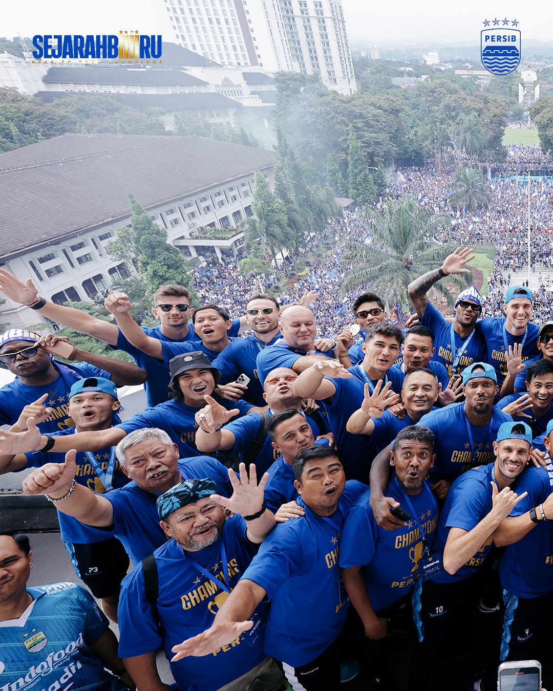 Konvoi Persib Juara Berlangsung Meriah hingga ke Puncak Gedung Sate