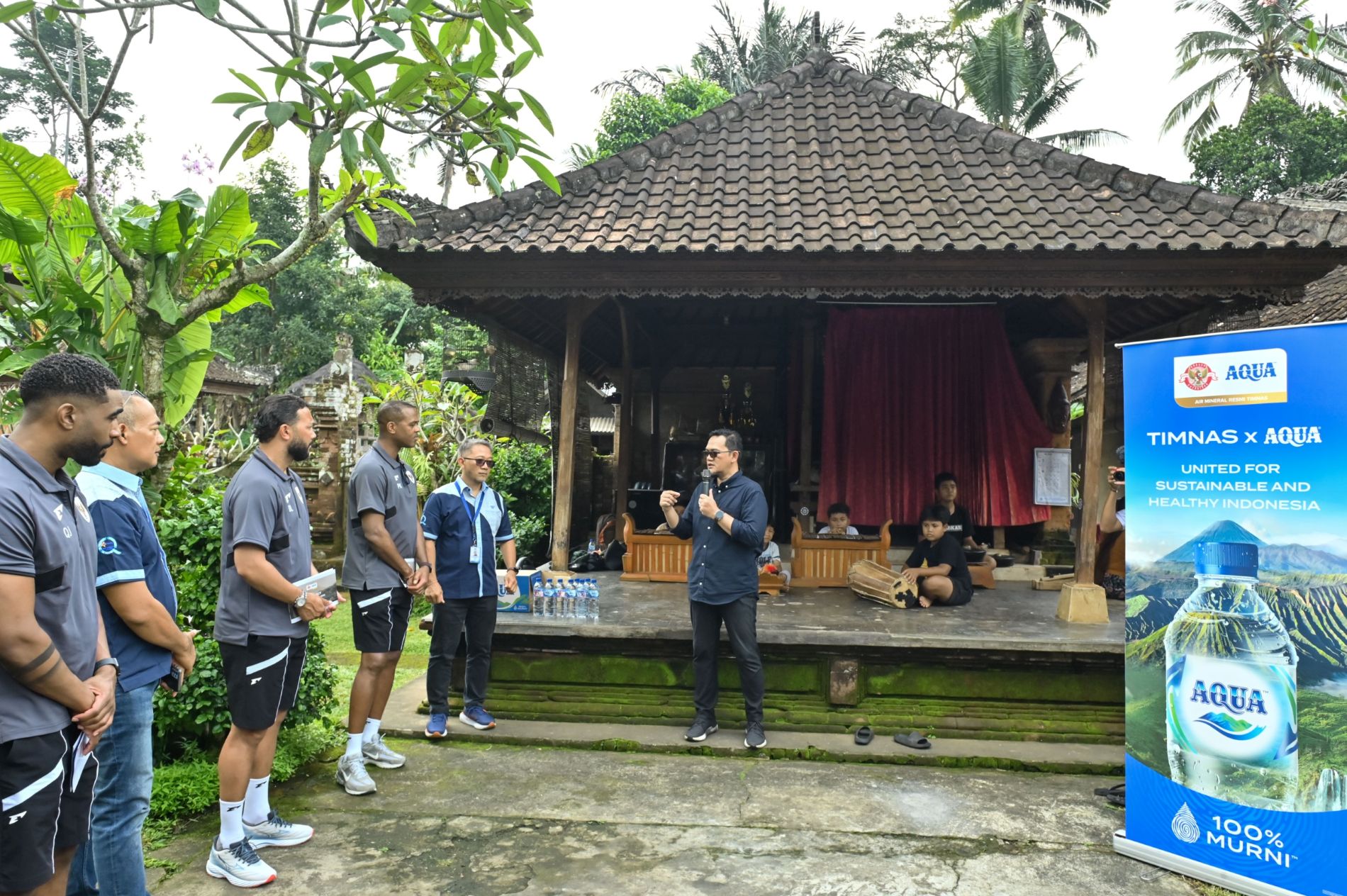 Patrick Kluivert Kunjungi Lokasi Penyedia Air Mineral Timnas Indonesia di Bali
