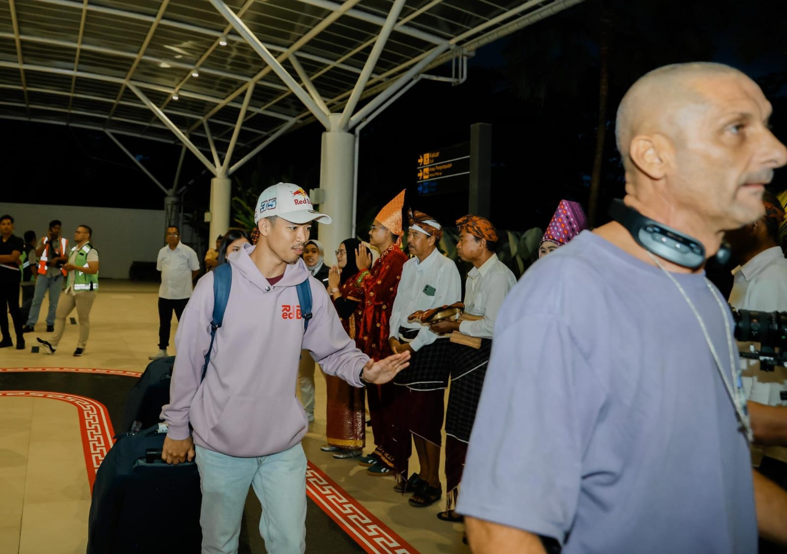 Potret Dorna Beserta Rider MotoGP Tiba di Bandara Lombok