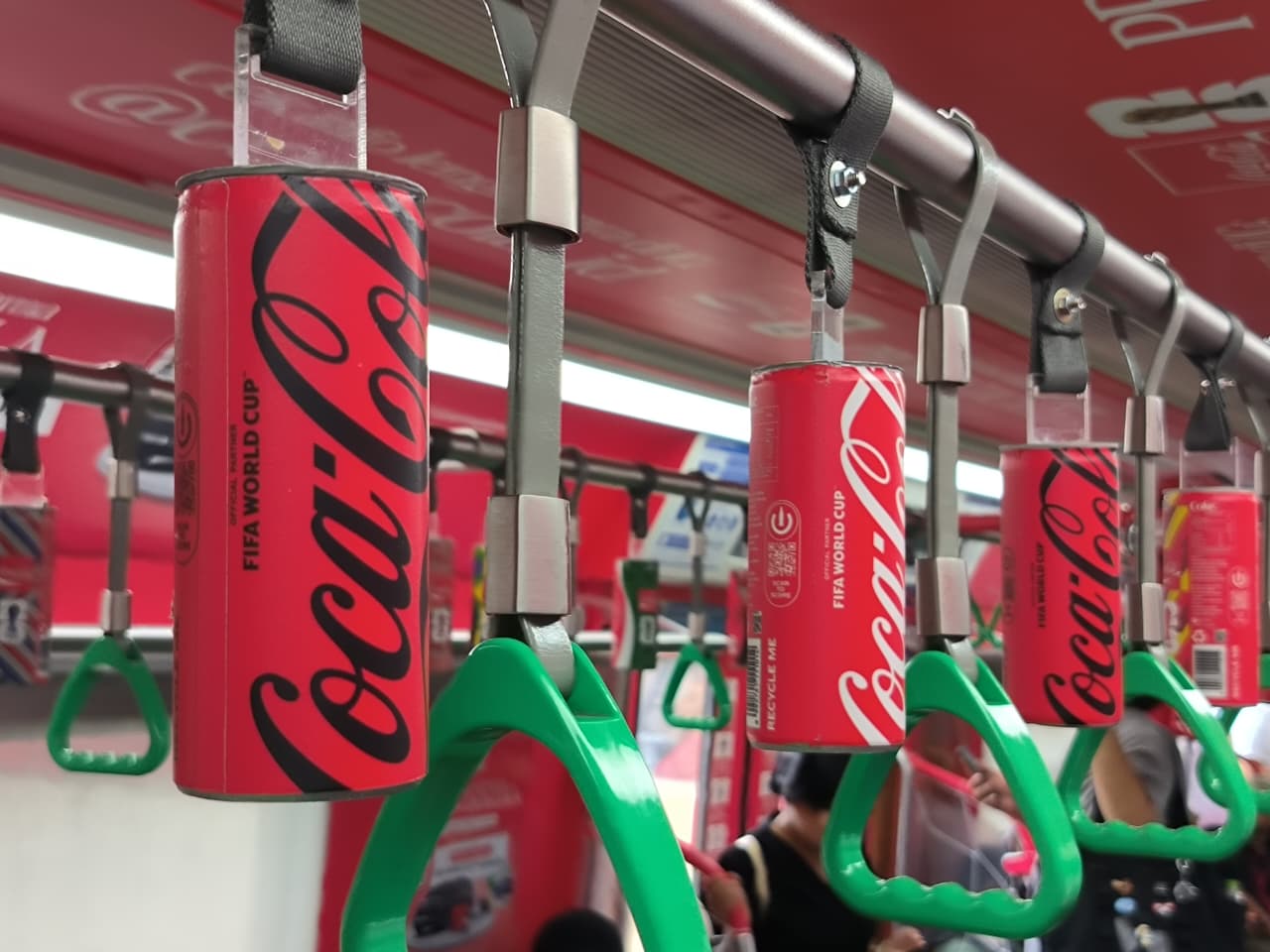 Coca-Cola Indonesia Bawa Atmosfer Piala Dunia 2026 ke KRL, Rilis Kaleng Edisi Khusus hingga Lagu Lokal