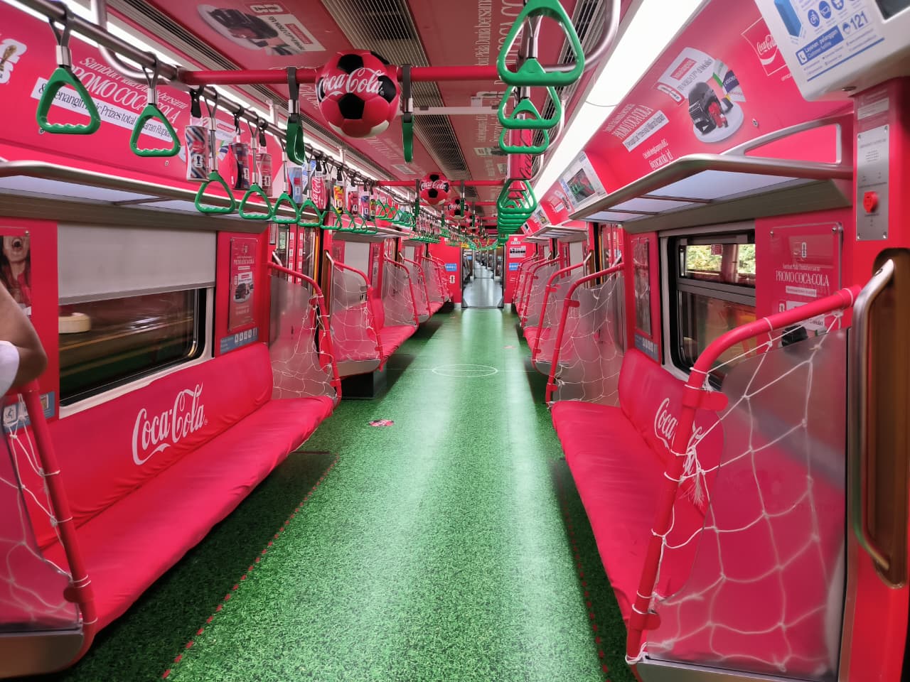 Coca-Cola Indonesia Bawa Atmosfer Piala Dunia 2026 ke KRL, Rilis Kaleng Edisi Khusus hingga Lagu Lokal