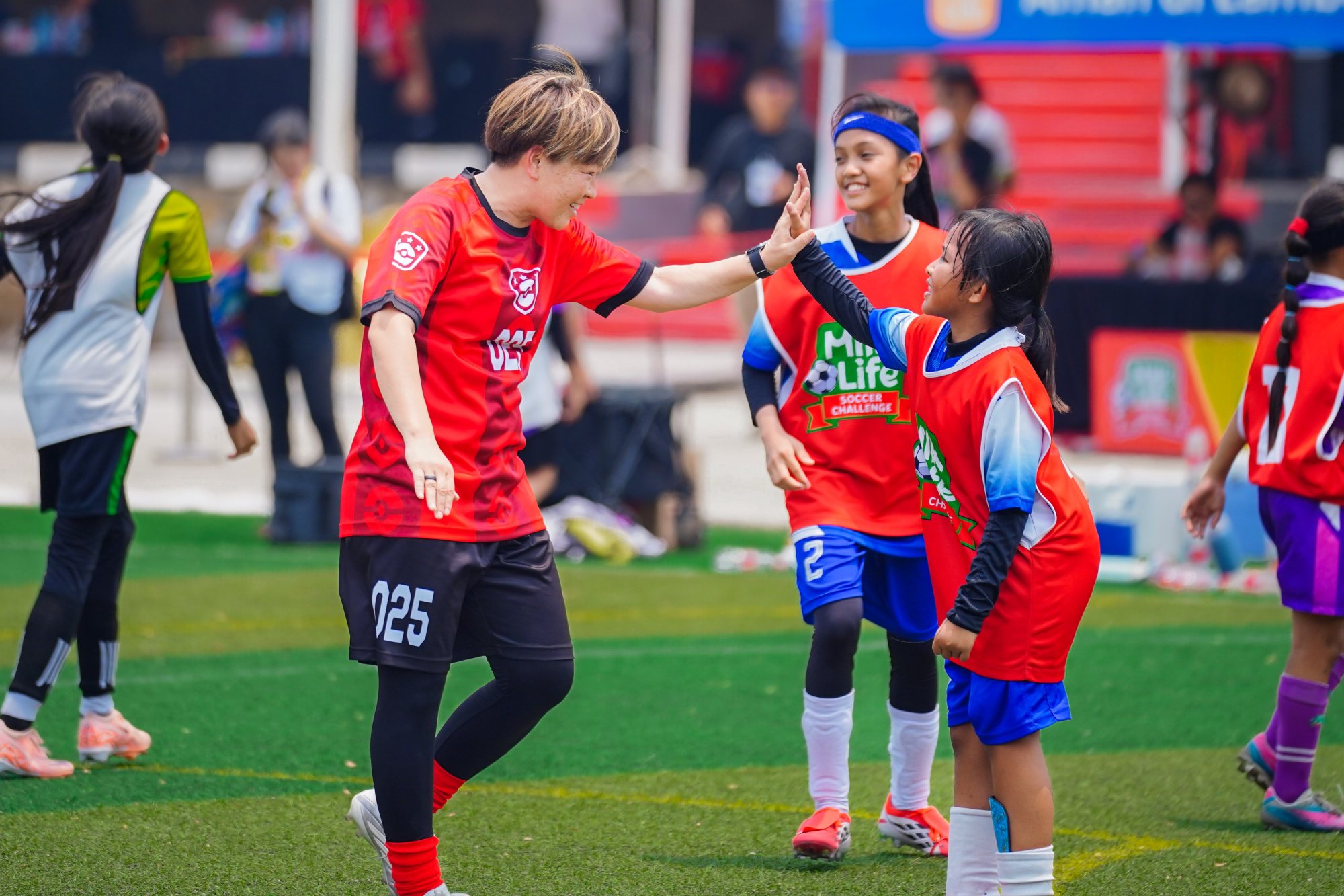 Legenda Jepang latih para pesepak bola putri muda Indonesia