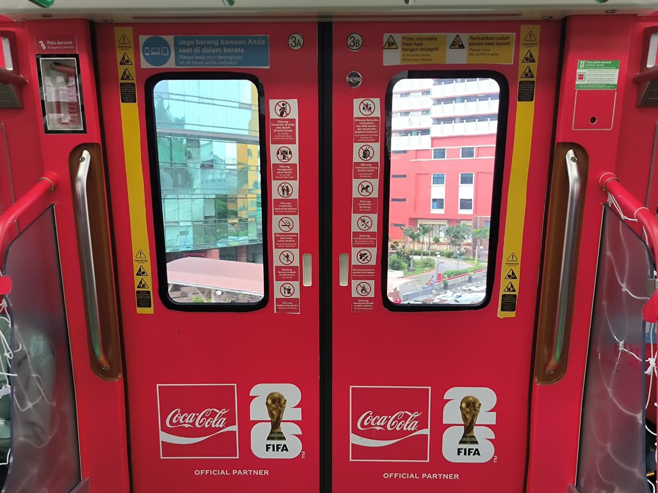 Coca-Cola Indonesia Bawa Atmosfer Piala Dunia 2026 ke KRL, Rilis Kaleng Edisi Khusus hingga Lagu Lokal