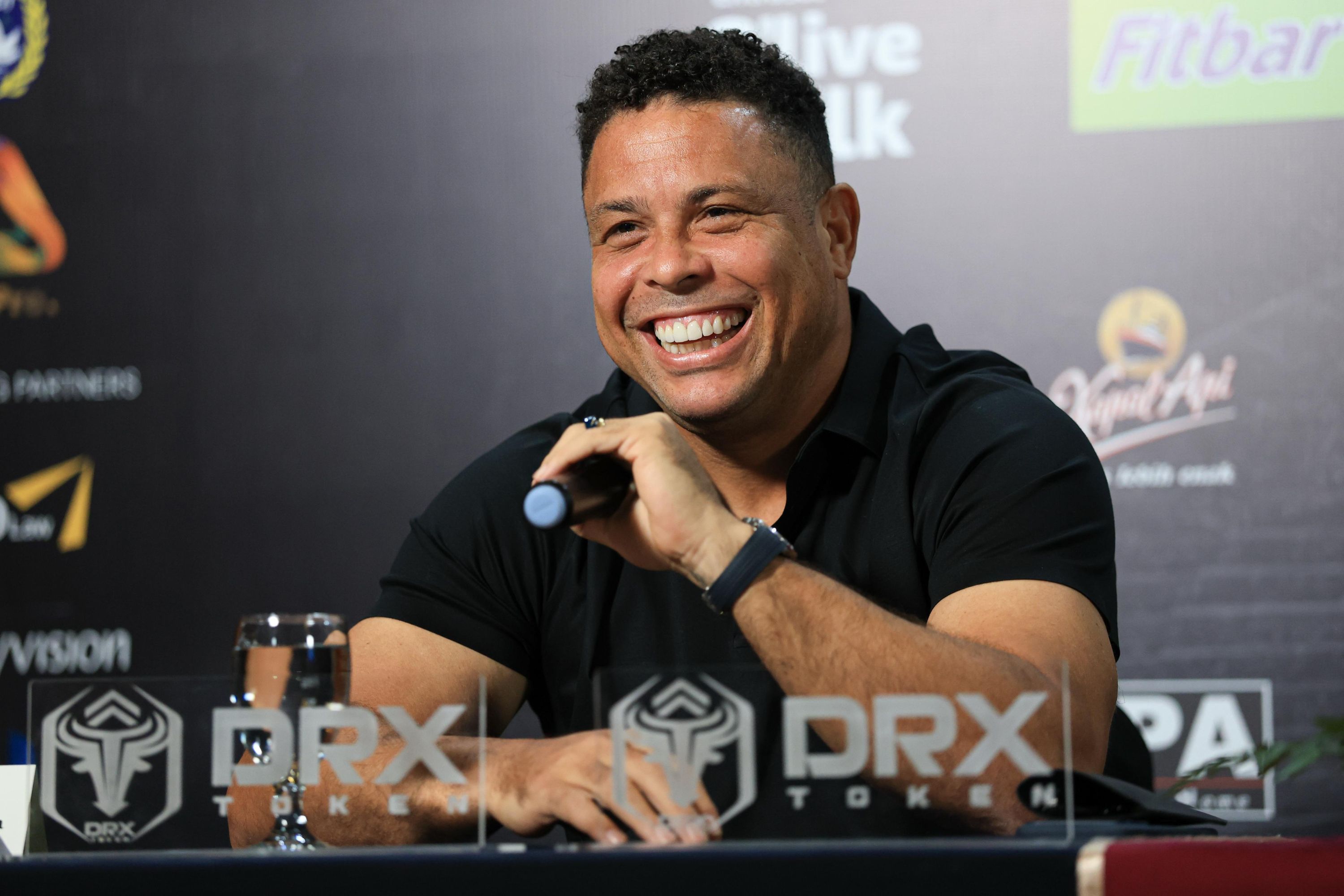 Barcelona Legends Menang 3-0 di GBK, Ronaldo Nazario Terharu Lihat Fans Indonesia