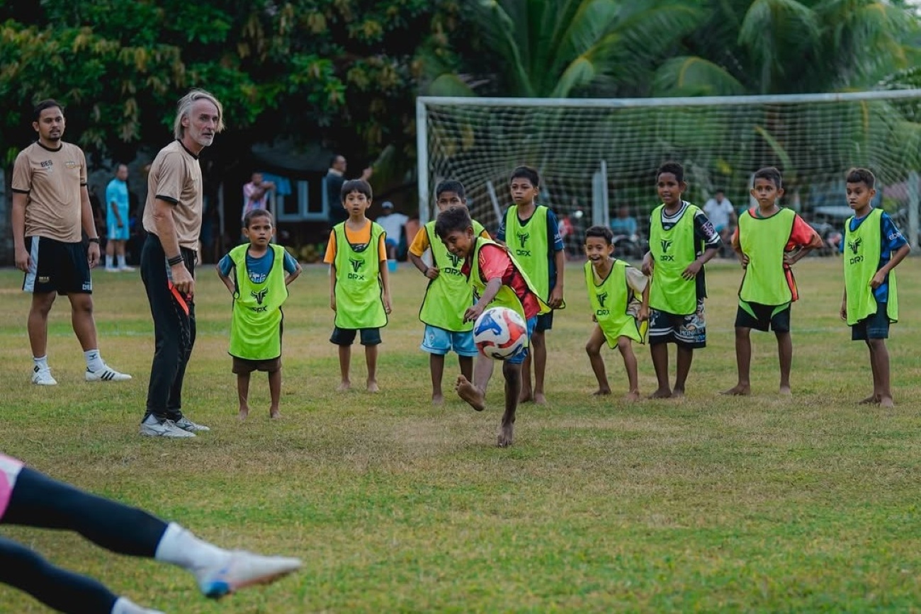 Sebelum Lawan Malut United, Dewa United Ajak Anak-anak Ternate Latihan Bareng