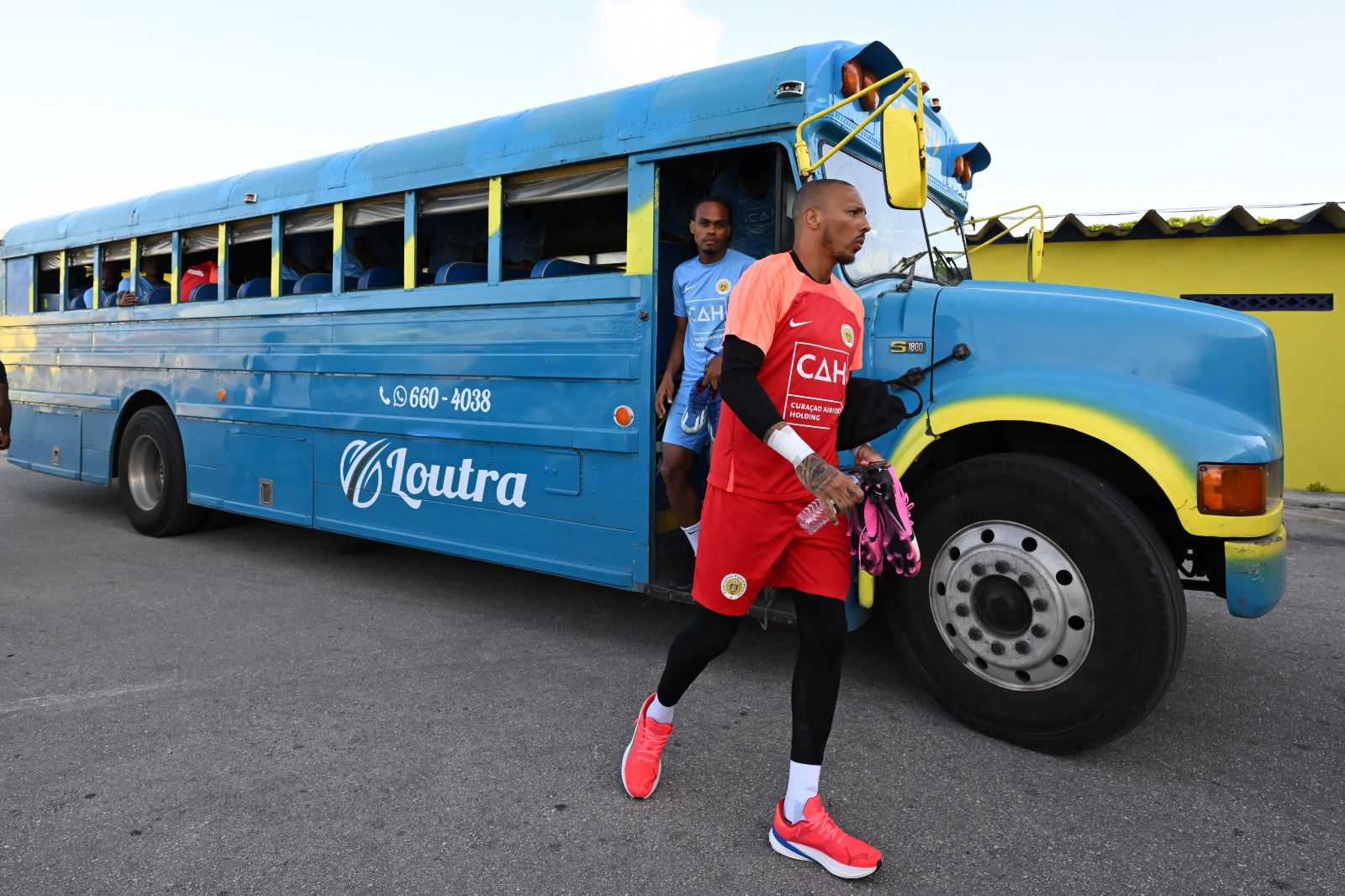 Timnas Curacao Hebohkan Media Sosial Usai Naik Bus Sekolah ke Pertandingan Uji Coba