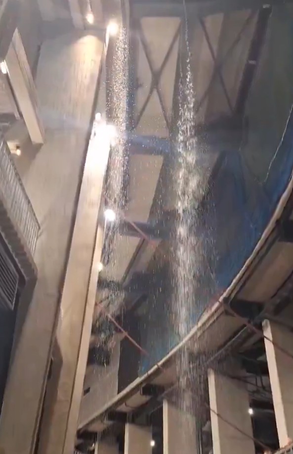 Duh! Baru Dipugar Camp Nou Bocor Seperti Air Terjun