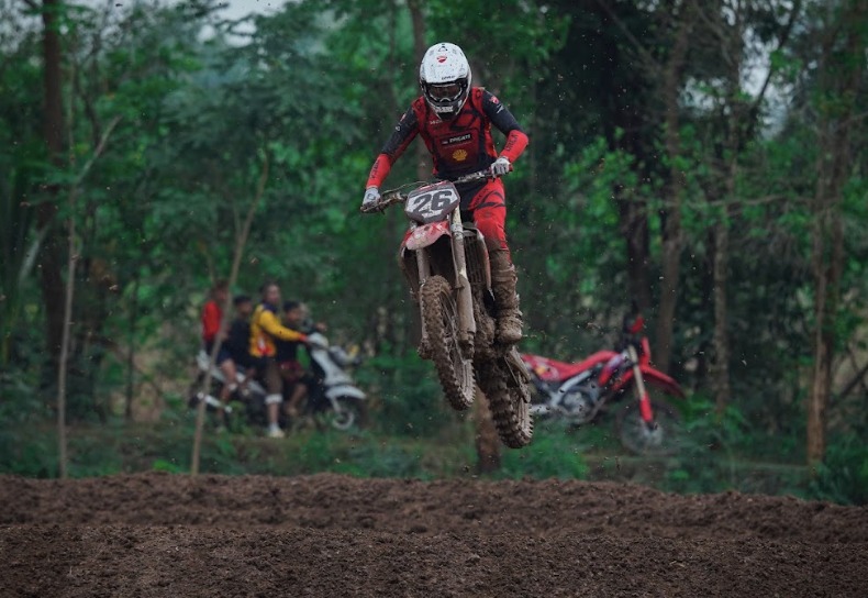 Pulih dari Cedera, Diva Ismayana Langsung Podium di Kejuaraan Motocross Thailand